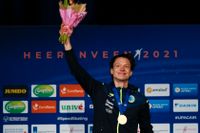 Nils van der Poel med en av sina VM-guldmedaljer i Heerenveen.