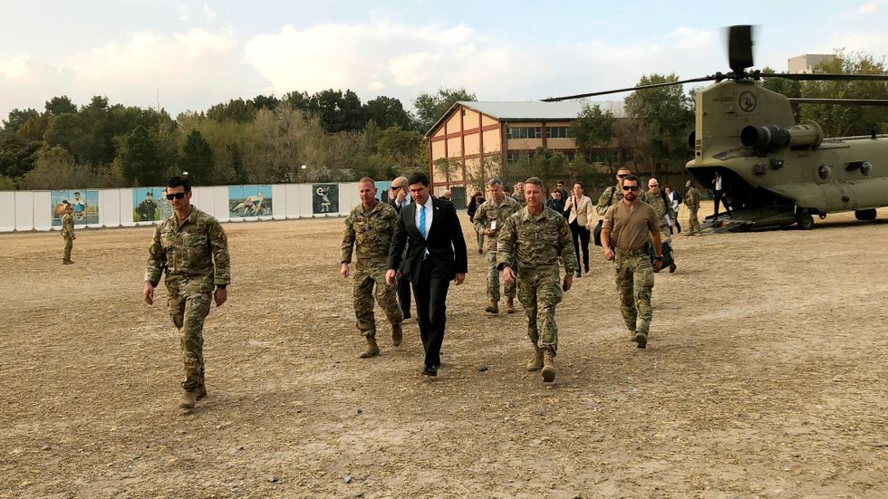 USA:s försvarsminister Mark Esper under ett besök hos amerikansta styrkor i Afghanistan på söndagen. Nu reser han vidare till Natomötet. 