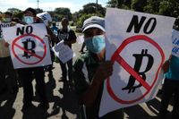 Lantbrukare med protestskyltar mot beslutet att införa bitcoin som betalvaluta i El Salvador.