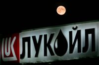 Månen stiger över en bensinstation utanför Moskva. Inom EU går det trögt för försöken att stoppa importen av rysk olja. Arkivfoto.