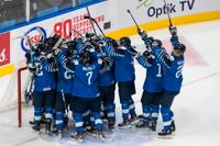 Finland firar bronset i junior-VM i ishockey i Edmonton i Kanada.