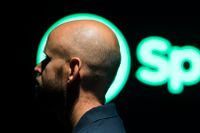 Spotifys ägare Daniel Ek har fått se värdet på sina aktier sjunka med 22 miljarder kronor.