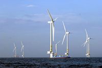 Havsbaserade vindkraftverk som dessa mitt i Kalmarsund vid utgrunden.