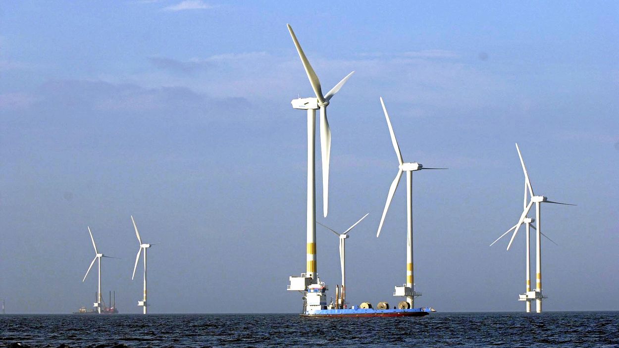 Havsbaserade vindkraftverk som dessa mitt i Kalmarsund vid utgrunden.
