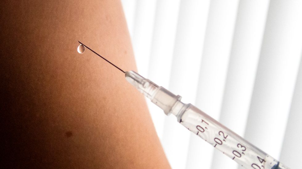 När det finns ett vaccin mot covid-19 bör det i första hand ges till sjukvårdspersonal, äldre och riskgrupper, anser professor Matti Sällberg.