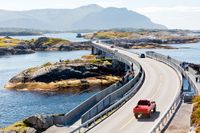 Atlanterhavsvegen i Norge är sju broar och åtta kilometer lång.