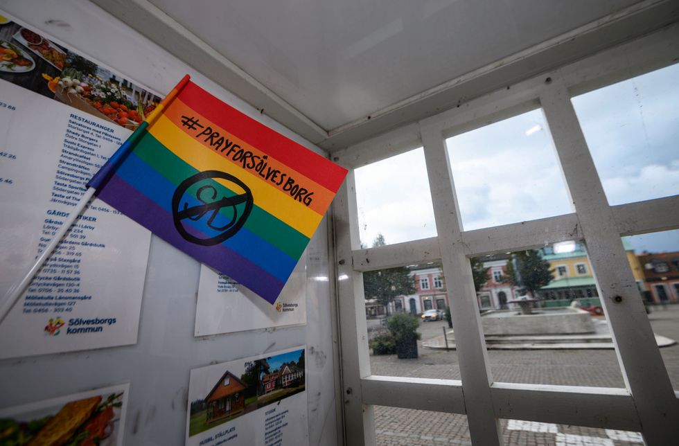 I turistinformationskiosken på Stortorget i Sölvesborg har någon placerat en prideflagga.
