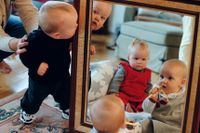 Bebisar speglar sig. 