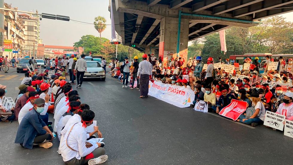 Demonstranter i Rangoon under måndagen.