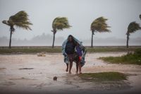 Irma har dragit in över Kuba med orkanvindar och hällande regn.