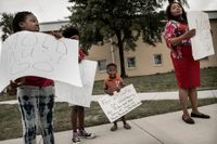 Barn och aktivister i området Stonybrook protesterar mot ohyra och mögel. Kvarteret tillhör Riviera Beachs fattigaste och här har många invånare förlorat sin rösträtt.