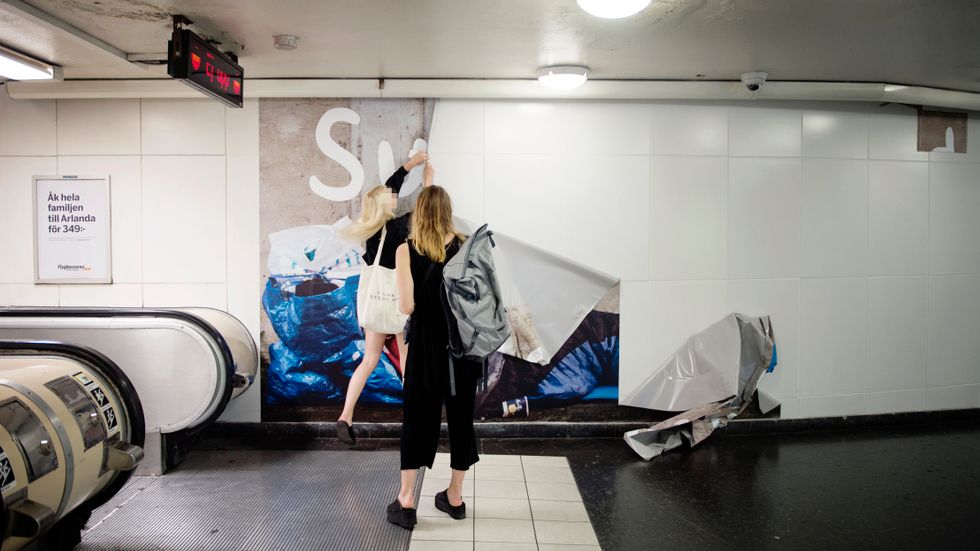 SvD:s fotograf kom till Östermalms tunnelbanestation på tisdagsmorgonen just som en kvinna rev ner en av SD:s stora reklamaffischer. En del affischer förstördes redan på måndagskvällen.
