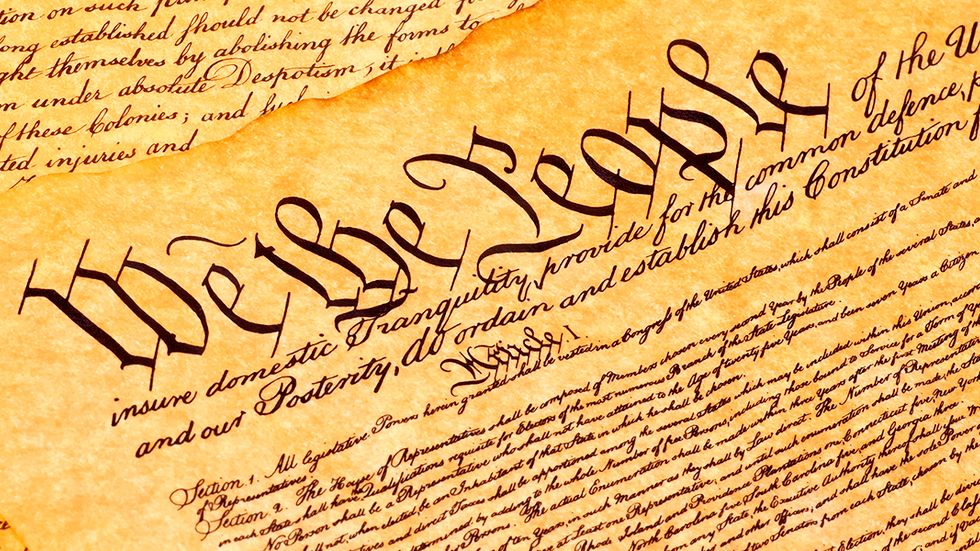 ”We, the people” står det i den handskrivna dokumentet från 1787 som uttrycker USA:s folksuveränitet.
