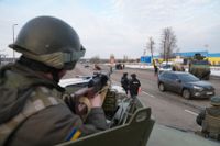 Ukrainska soldater vid en kontroll nära Charkiv i östra Ukraina. Arkivfoto.