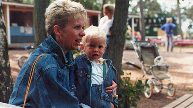 Lisbeth tillsammans med sin son Lowe. 