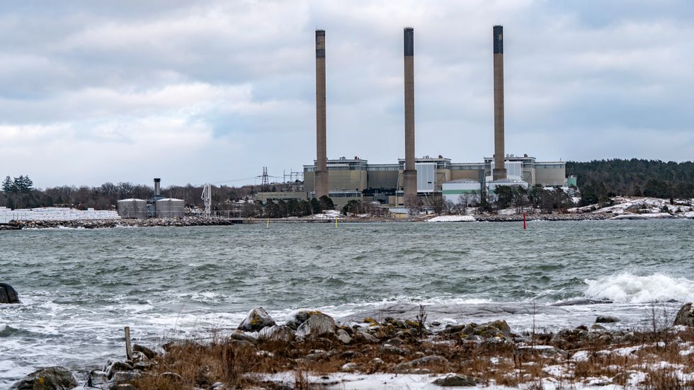 Det oljeeldade Karlshamnsverket i Stillerydshamnen i Karlshamn. Karlshamnsverket från 1969 är med sina tre ångpannor med tillhörande turbiner och generatorer på 3x335 MW Sveriges största fossileldade kondenskraftverk. Arkivbild.
