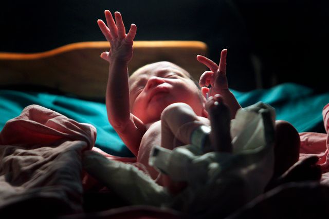 Måndagen den 31 oktober blir vi sju miljarder människor på jorden. Den nyfödda bebisen i Tegucigalpa, Honduras är en av de sista som är födda på andra sidan 7 miljarderssträcket, men han pekar ut vägen för de kommande.