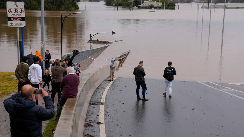 Tiotusentals människor har beordrats att lämna sina hem i de översvämningsdrabbade områdena kring storstaden Sydney.