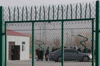 Här ses fångar på ett läger i staden Artux i västra Xinjiang. Över hela Xinjiang uppskattas omkring en miljon människor, främst personer ur den muslimska folkgruppen uigurer, spärras in.