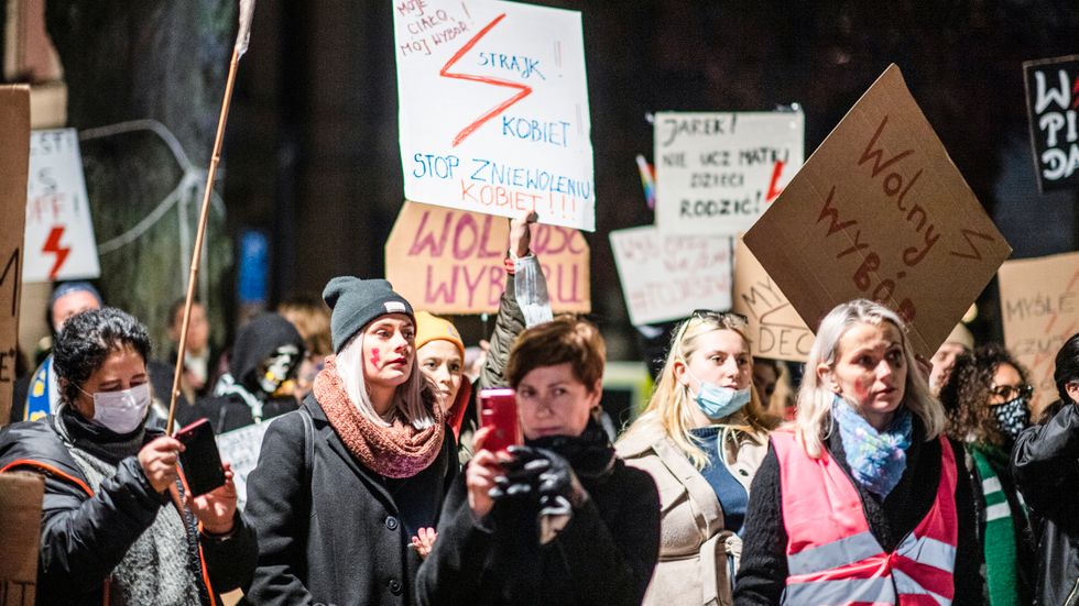 Protester mot de polska abortlagarna vid ett tidigare tillfälle utanför ambassaden i Stockholm.