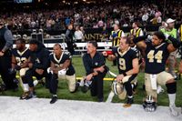 New Orleans-spelare knäar före en NFL-match. Arkivbild.