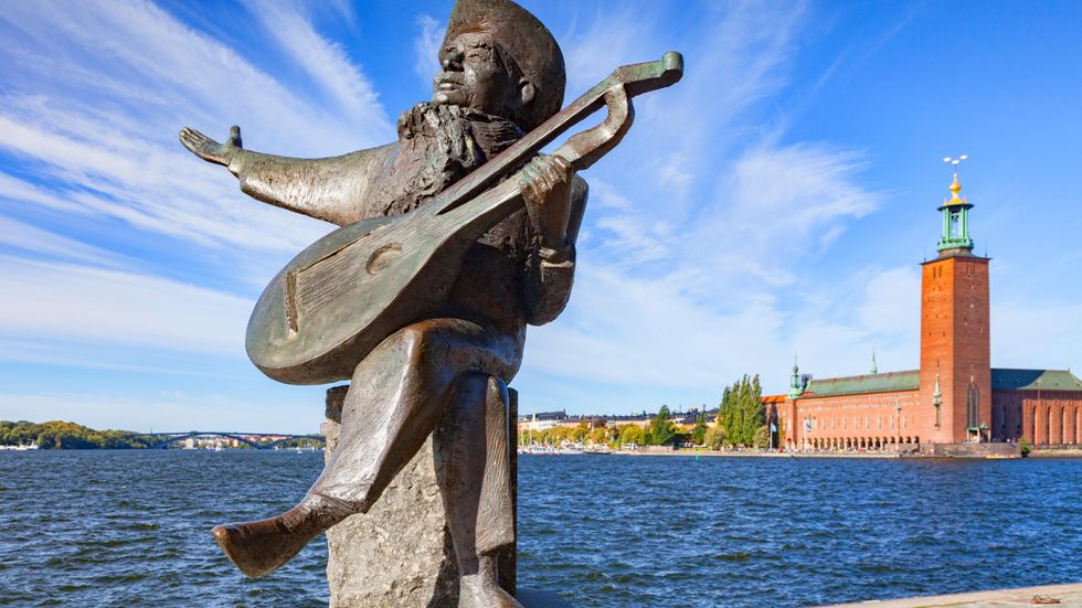 Evert Taube är en många kända trubadurer som är företrädda i ”En svensk visbok”. 