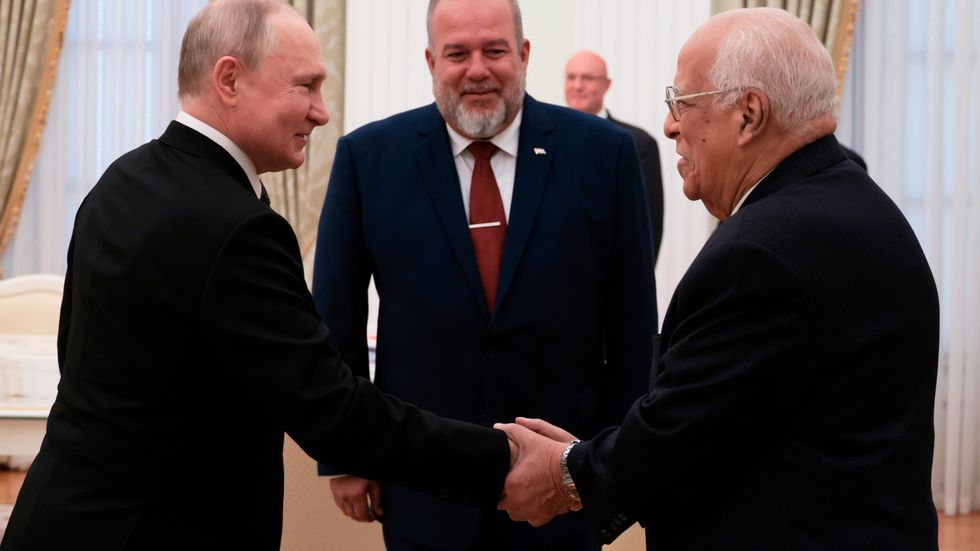 Rysslands hjälp till Kuba har mejslats fram i möten på hög nivå. Här tar president Vladimir Putin emot Kubas utrikeshandelsminister Ricardo Cabrisas i Moskva i juni förra året.