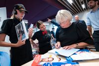 Dansk Folkepartis (DF) grundare Pia Kjærsgaard signerar sin biografi åt personal på McDonald's efter en valdebatt. Efter ett succéval 2015 ser DF ut att få halverat stöd i folketingsvalet den 5 juni.