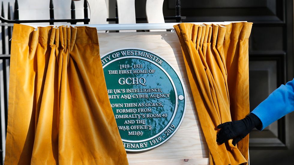 En minnestavla avtäcks vid en ceremoni för det brittiska underrättelseorganet i London 2019. Arkivbild.