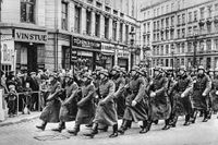 Tyska soldater marscherar på danska gator.