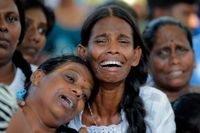 Människor sörjer anhöriga vid begravningarna som inleddes i Sri Lanka i dag.