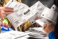 Rösträknare i Clark County, Nevada, med storstaden Las Vegas, gör sitt bästa för att räkna alla inkomna poströster och jämföra dem med röstlängder.