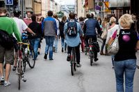 Trängsel med cyklister och gångtrafikanter på Götgatan i Stockholm.