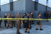 Anställda vid UPS samlas utanför byggnaden i samband med skottdådet.