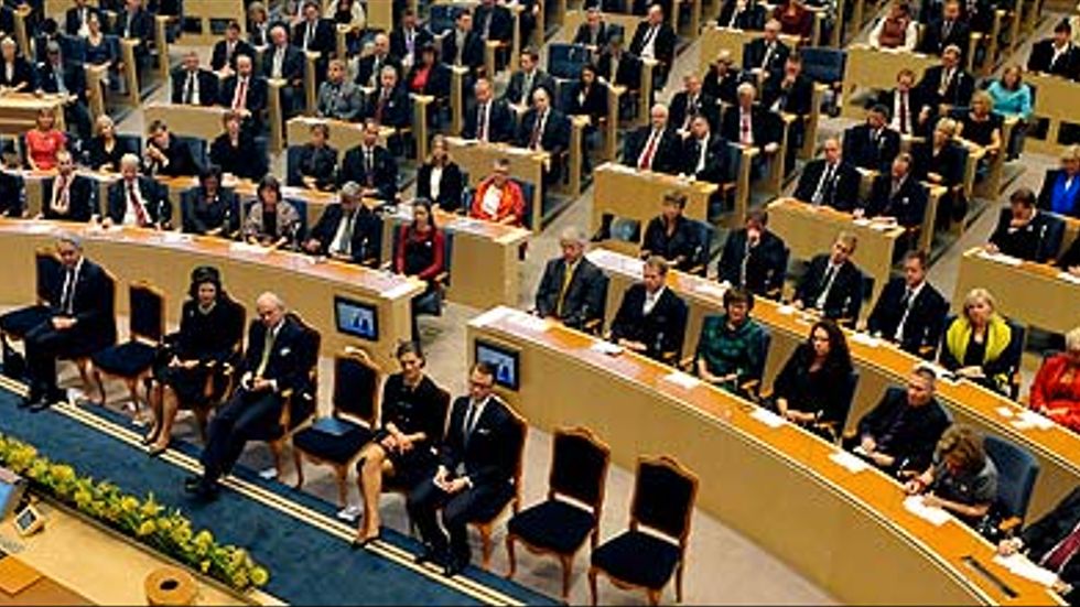 Statsminister Fredrik Reinfeldt i talarstolen avger regeringsförklaringen vid riksdagens öppnande.