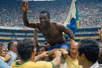 Pelé saluterar VM-guldet i Mexiko 1970, då det vackra spelet föddes.