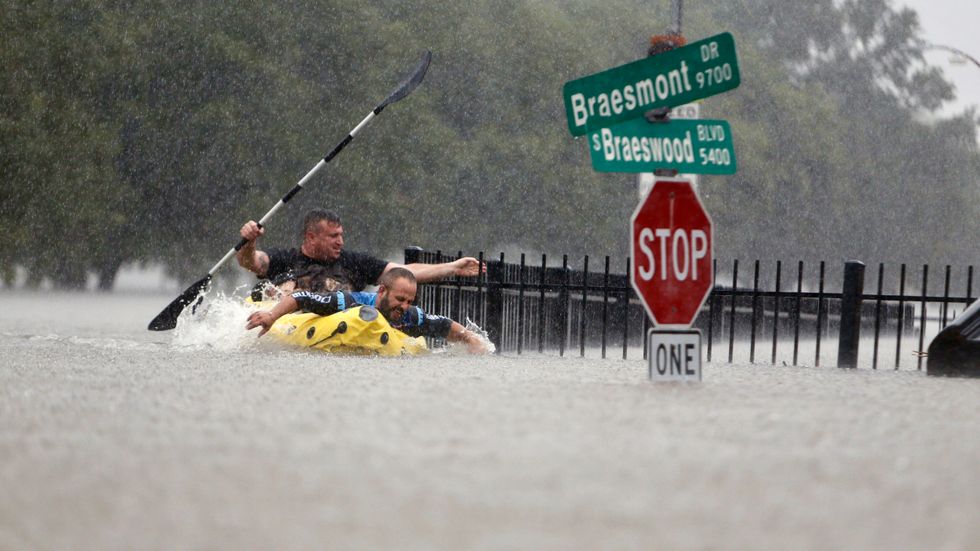 Två kajakister kämpar mot strömmen i Houston, Texas under orkanen Harvey.