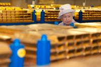 Drottning Elizabeth inspekterar guldreserverna hos Bank of England i centrala London. Arkivbild.