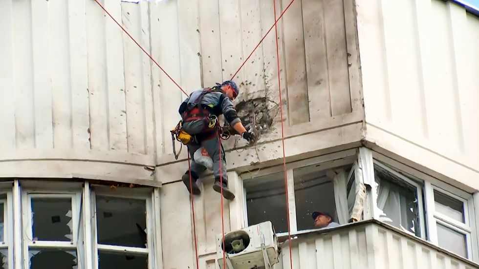 En man undersöker skadorna på ett hus i Moskva. Arkivbild.