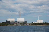 Regeringens energipolitik har lett till att två av tre reaktorer stängts på Oskarshamns kärnkraftverk.