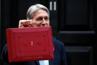Storbritanniens finansminister Philip Hammond poserar med sin budgetportfölj framför tjänstebostaden 11 Downing Street i London.