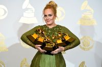 Adele med sina priser.