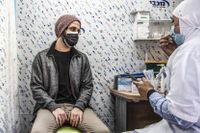 Israeler får covid-vaccin i en lastbild som fungerar som ett mobilt vaccinationscenter i Jaffa.