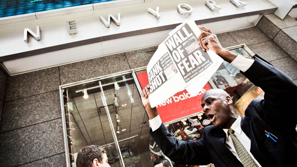 En man demonstrerar utanför banken Lehman Brothers kontor i New York, 2008.