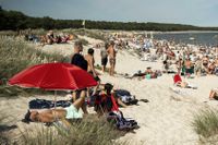 Badgäster på stranden på Böda sand på Öland sommaren 2020.