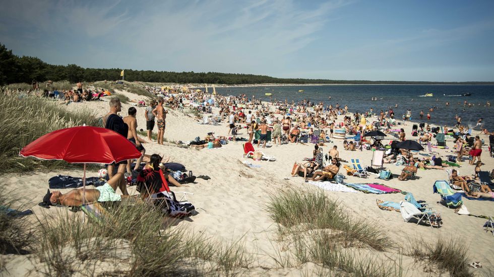 Badgäster på stranden på Böda sand på Öland sommaren 2020.