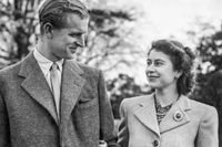 Den första bilden som togs av det nygifta paret prins Philip och blivande drottning Elizabeth vid Ramsey, Hampshire, där de firade sin smekmånad 1947.