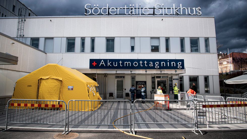 Akutmottagningen vid Södertälje sjukhus 12 april. I ett tält utanför sjukhuset separerar man patienter med feber och luftvägssymptom från andra patienter.