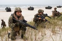 Nato är det enda försvarssamarbete som på allvar stärker Sveriges säkerhet och säkerheten i Östersjöregionen som helhet, skriver artikelförfattarna. På bilden amerikanska marinkårssoldater i Litauen under övningen Baltops 2018.