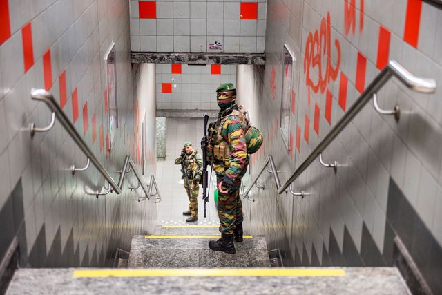 Militär närvaro i Bryssels tunnelbana.